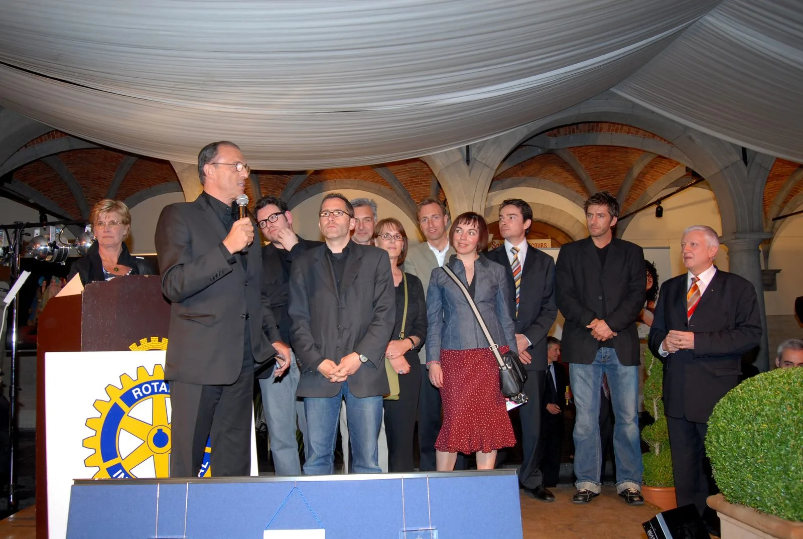Proclamation des résultats de la première biennale, en 2005, devant le fanion du Rotary.