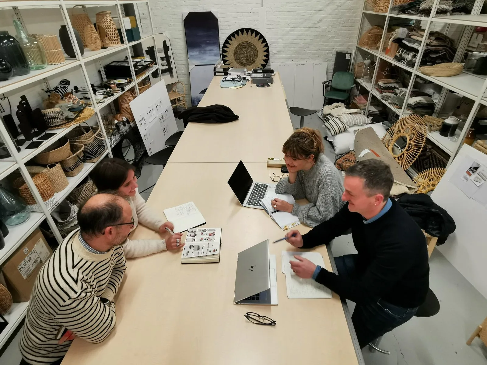 Séance de travail entre une designer et l'équipe de La Redoute Intérieurs, carnet de croquis ouvert sur la table, février 2020.
