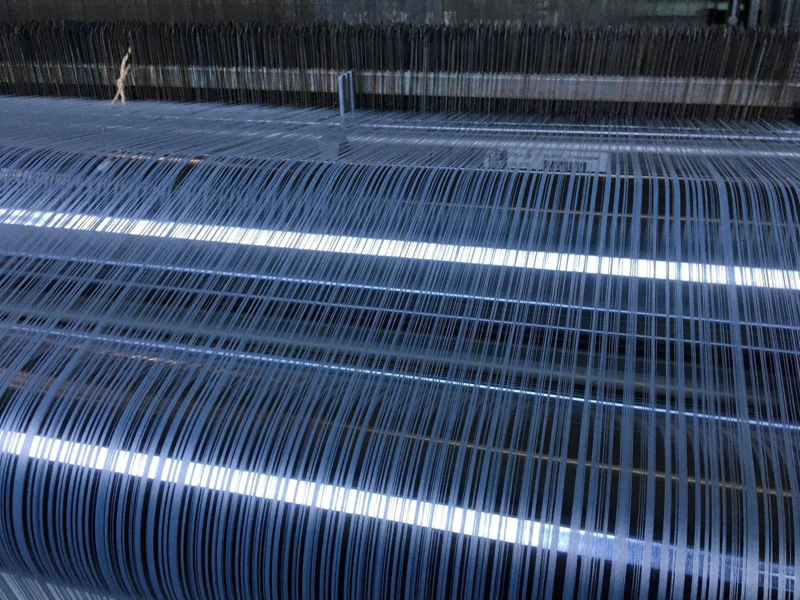 Métier à tisser en fonctionnement chez Bastien Tissages Techniques, lors de la visite de février 2023.