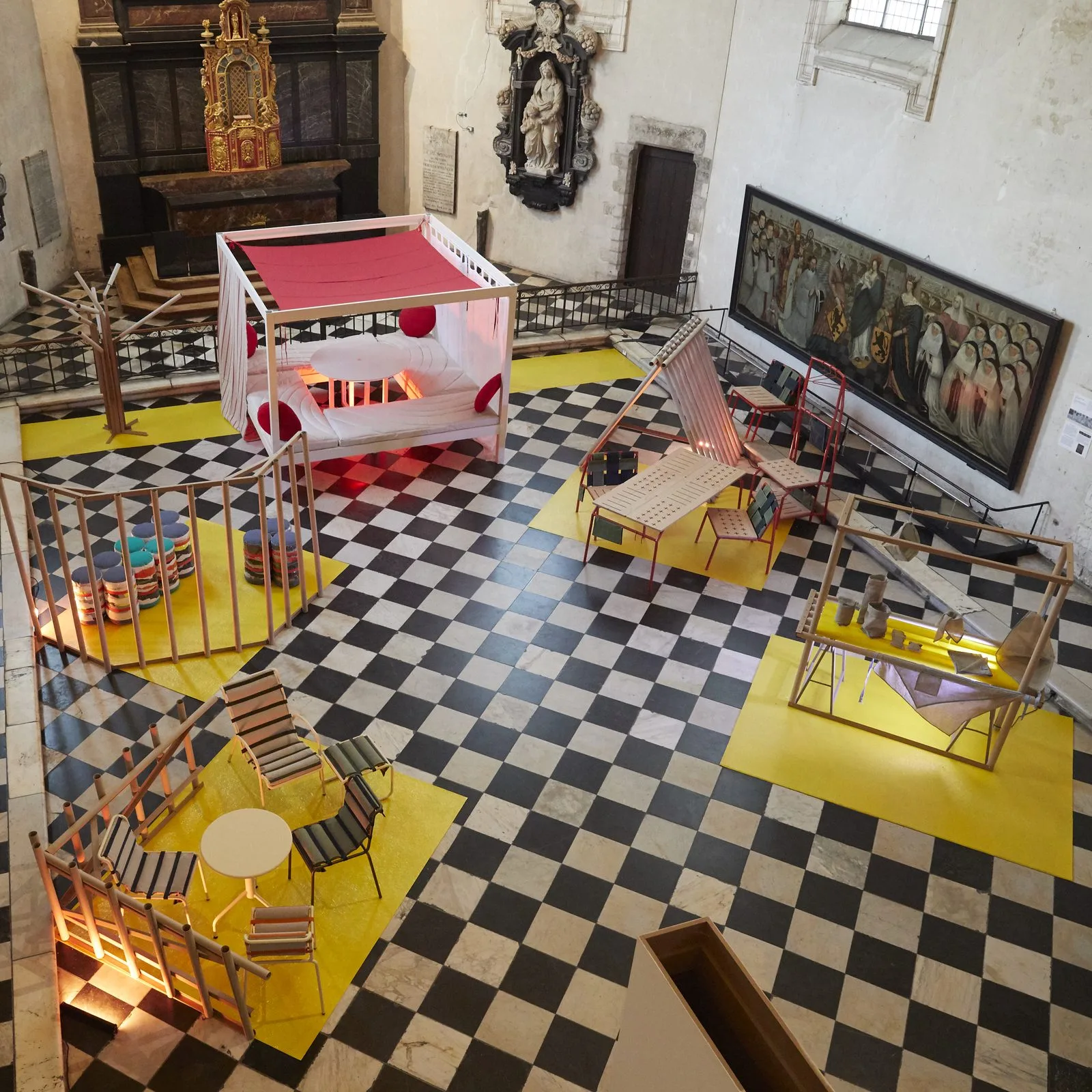 Vue de l'exposition finale de la 9e édition, prototypes présentés sous la scénographie de matali crasset.