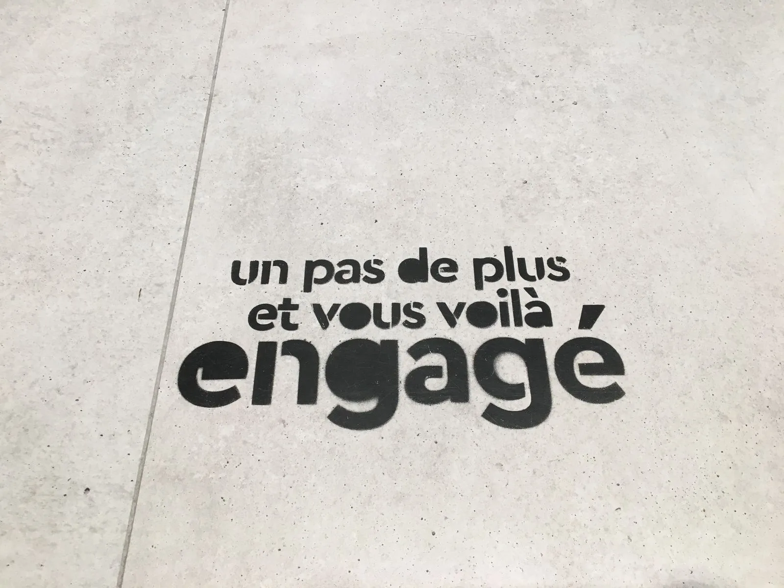 Inscription au sol dans les locaux de Jules : « un pas de plus et vous voilà engagé ».