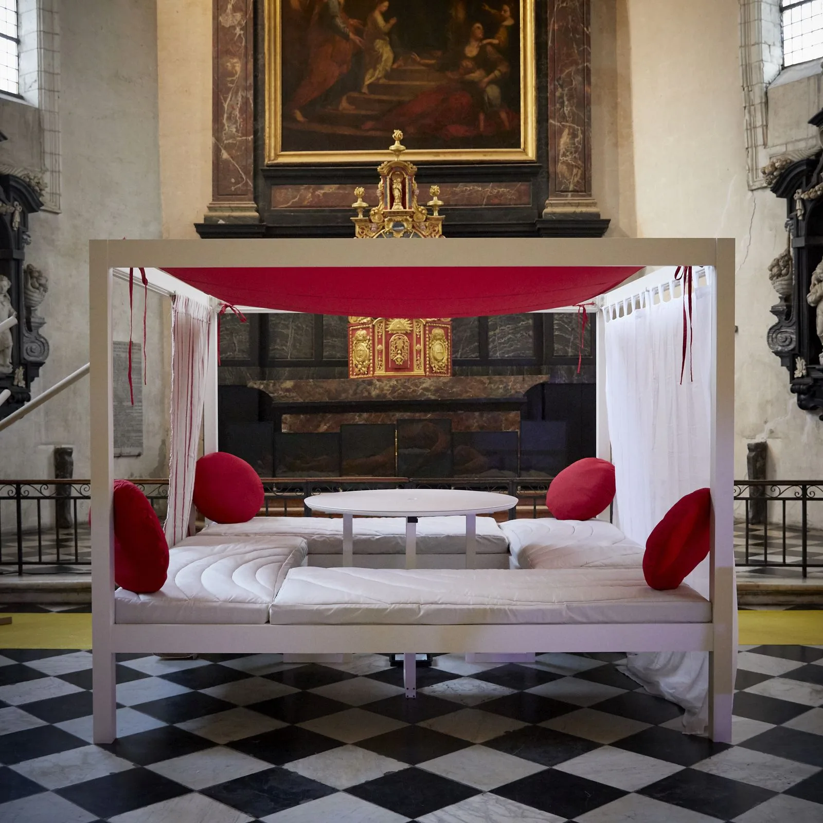Mobilier d'extérieur COCOOZY présenté en exposition, structure en aluminium et textiles colorés.