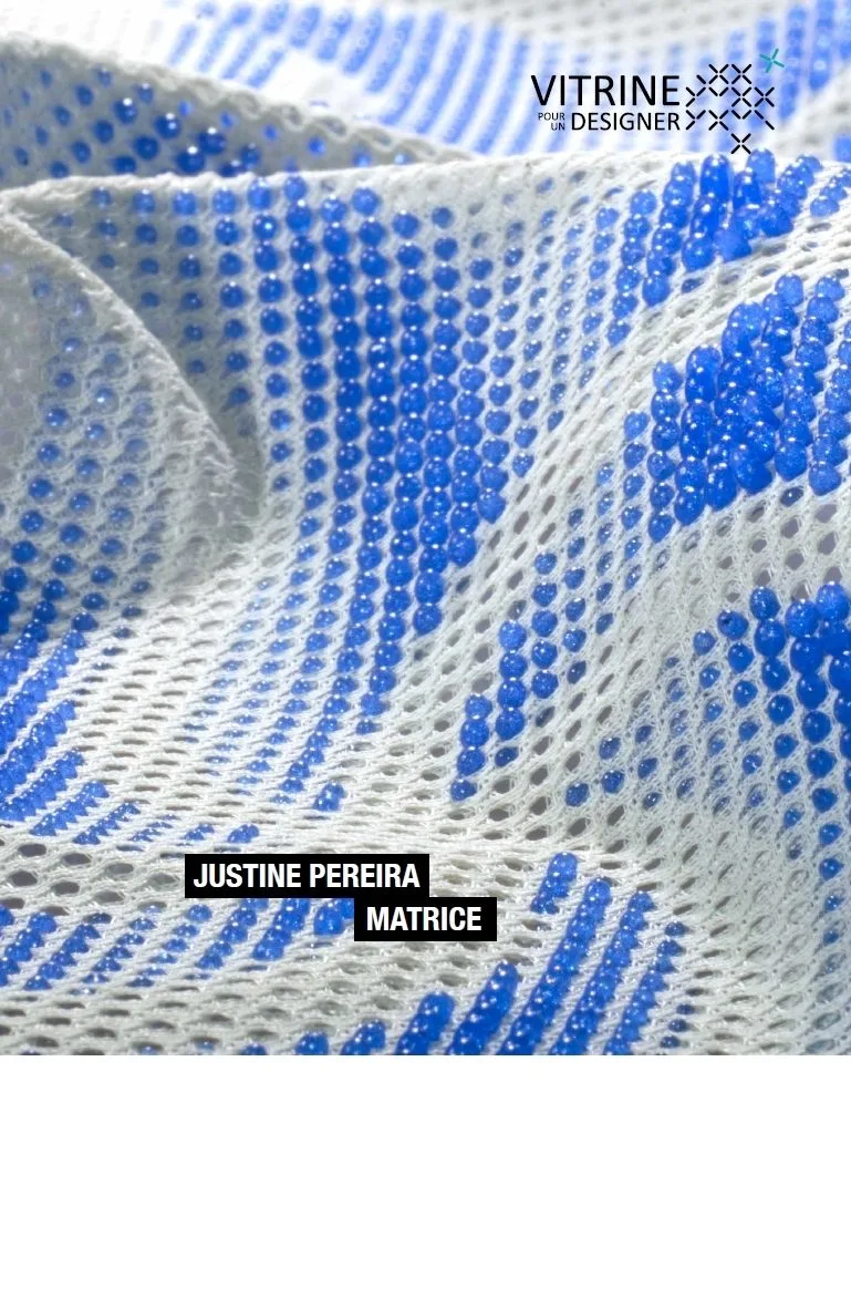 Textile MATRICE : une trame bleue et blanche en points serrés, drapée.