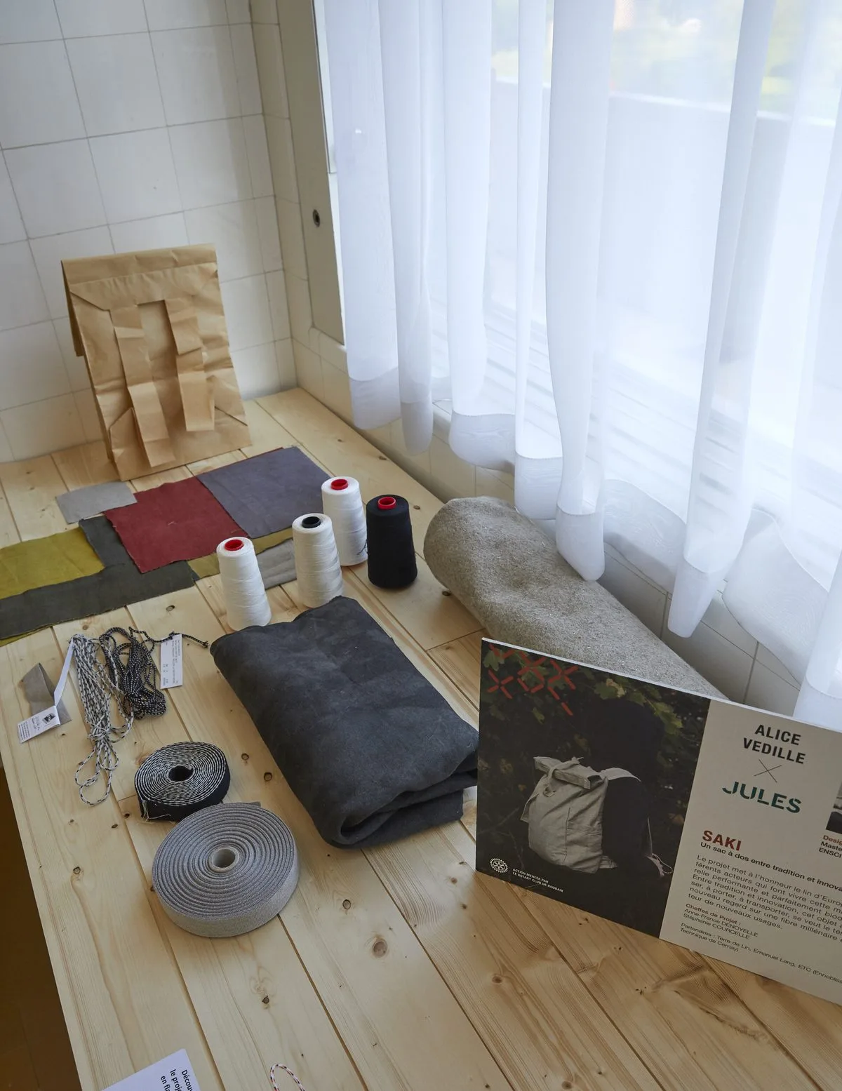 Échantillons de cordes, de textiles et de matériaux réunis pour le projet À L'ÉCHELLE.