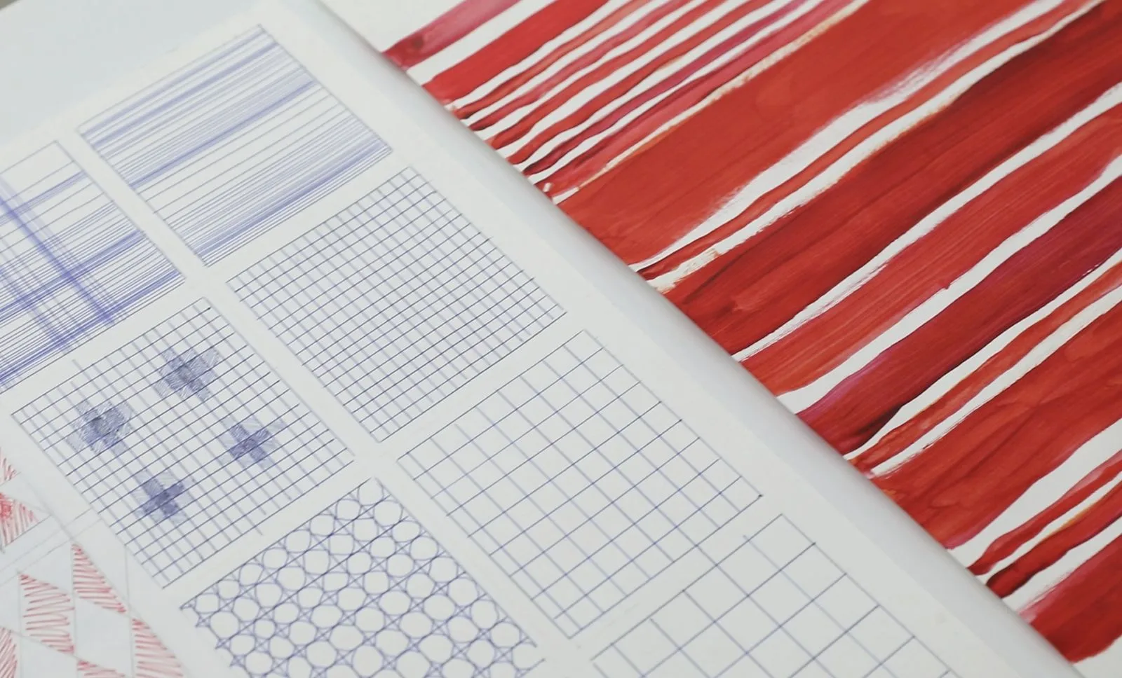 Planches d'études de motifs rayés rouge et blanc, à côté de grilles de calepinage.