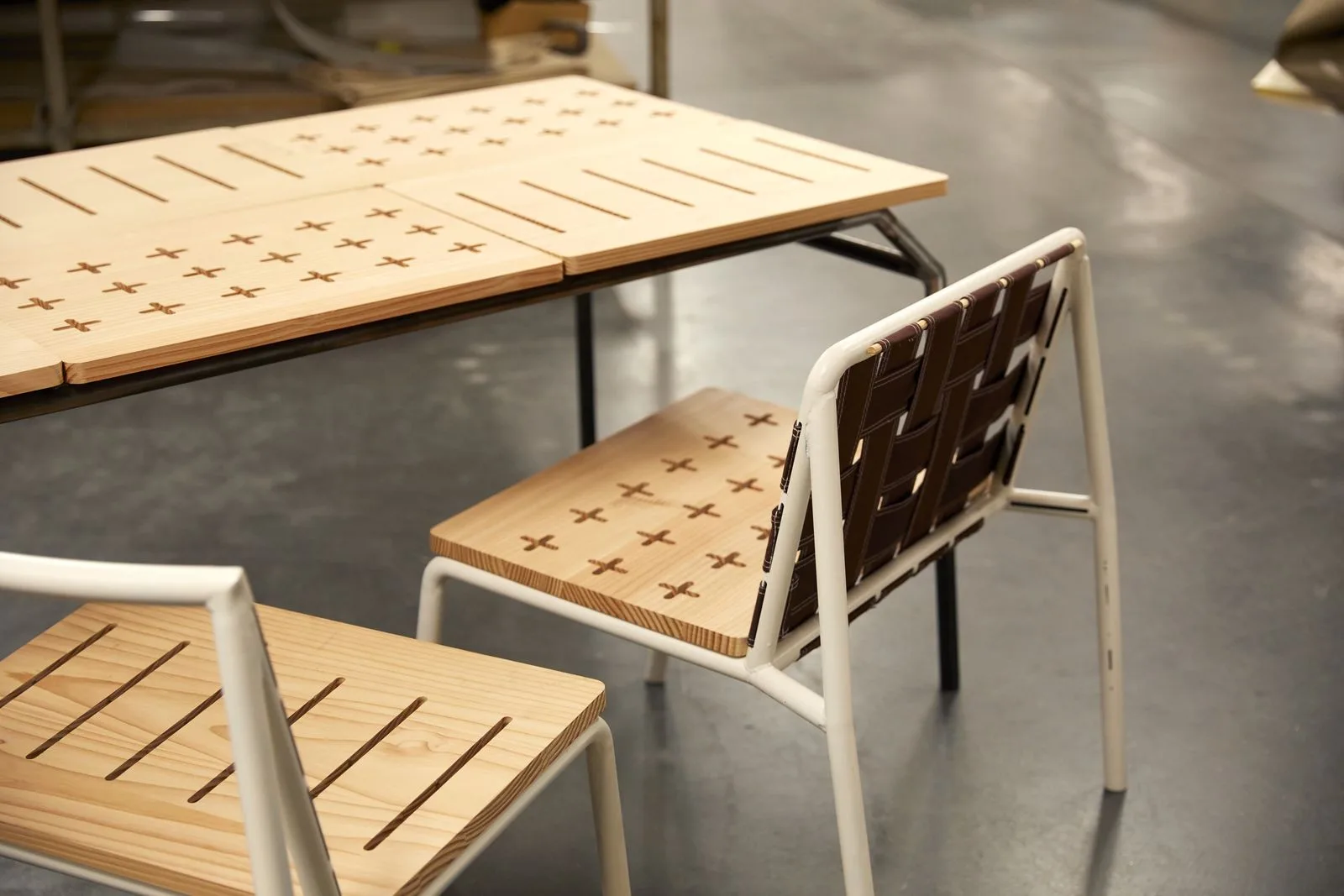 Table et chaise de la gamme Ligne dé-tente : plateau de bois ajouré et assise de sangles tressées.