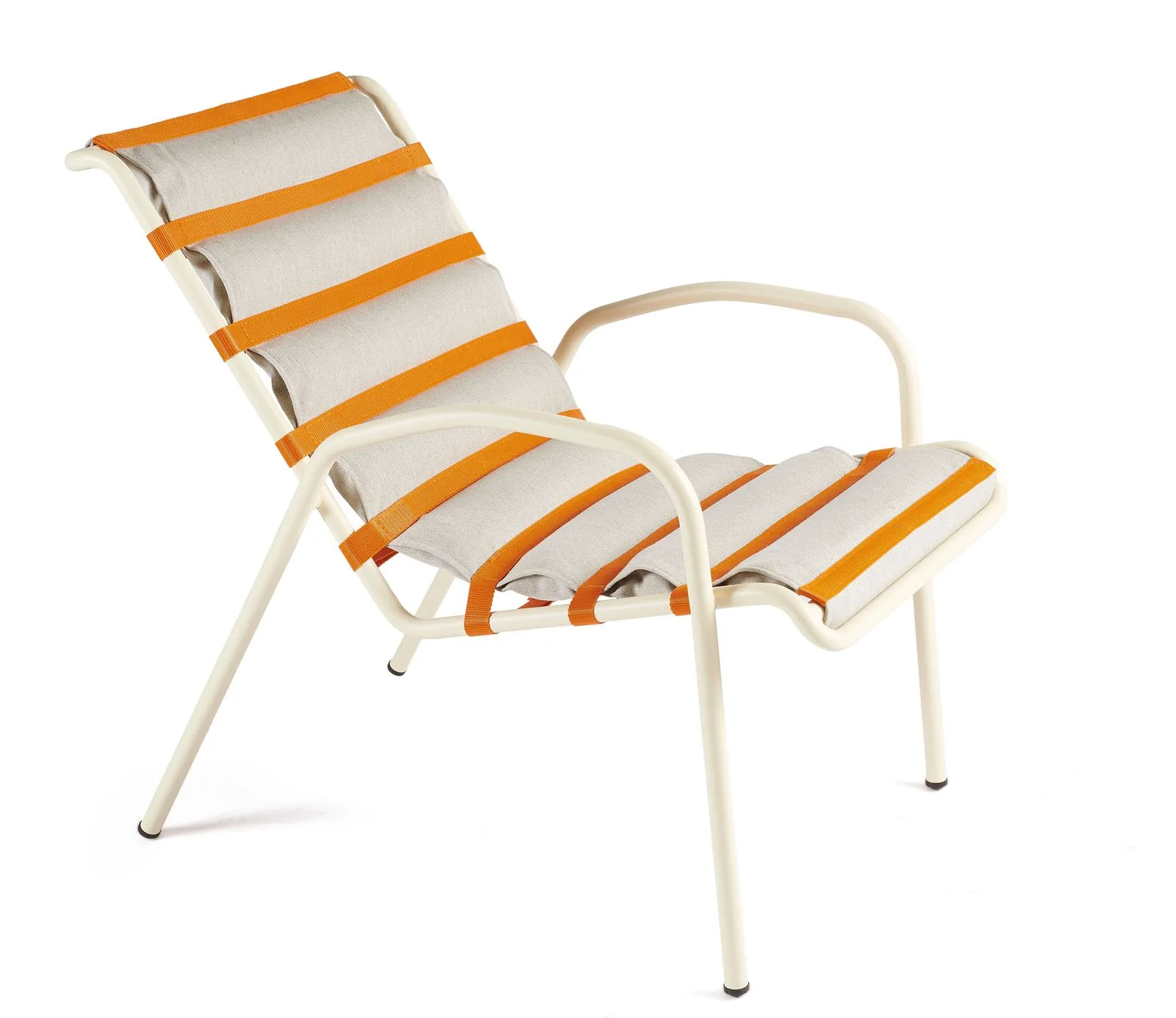 Fauteuil lounge SABLON sur fond blanc, structure crème et sangles orange.