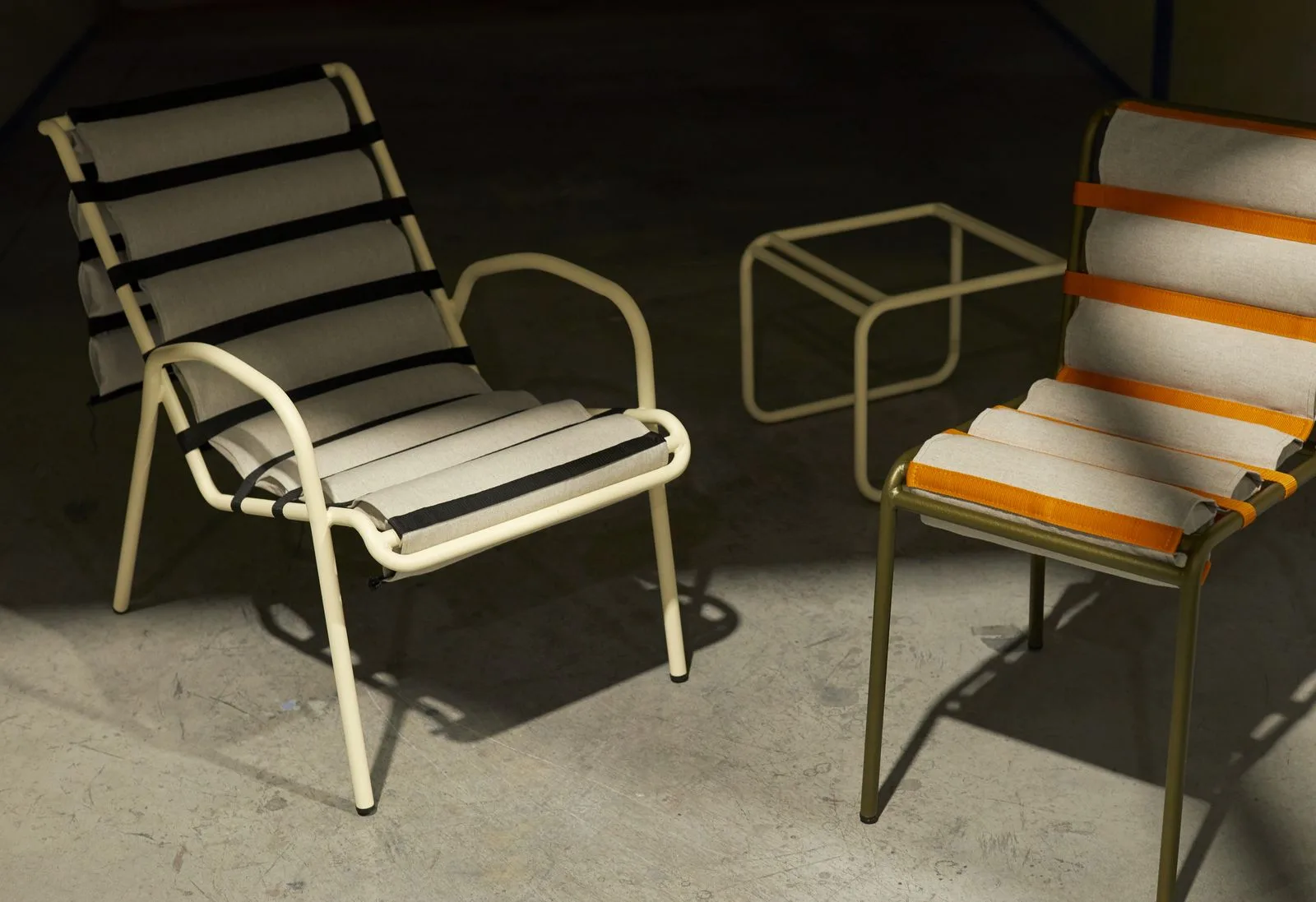 Deux fauteuils et un tabouret SABLON réunis, vus de trois quarts.