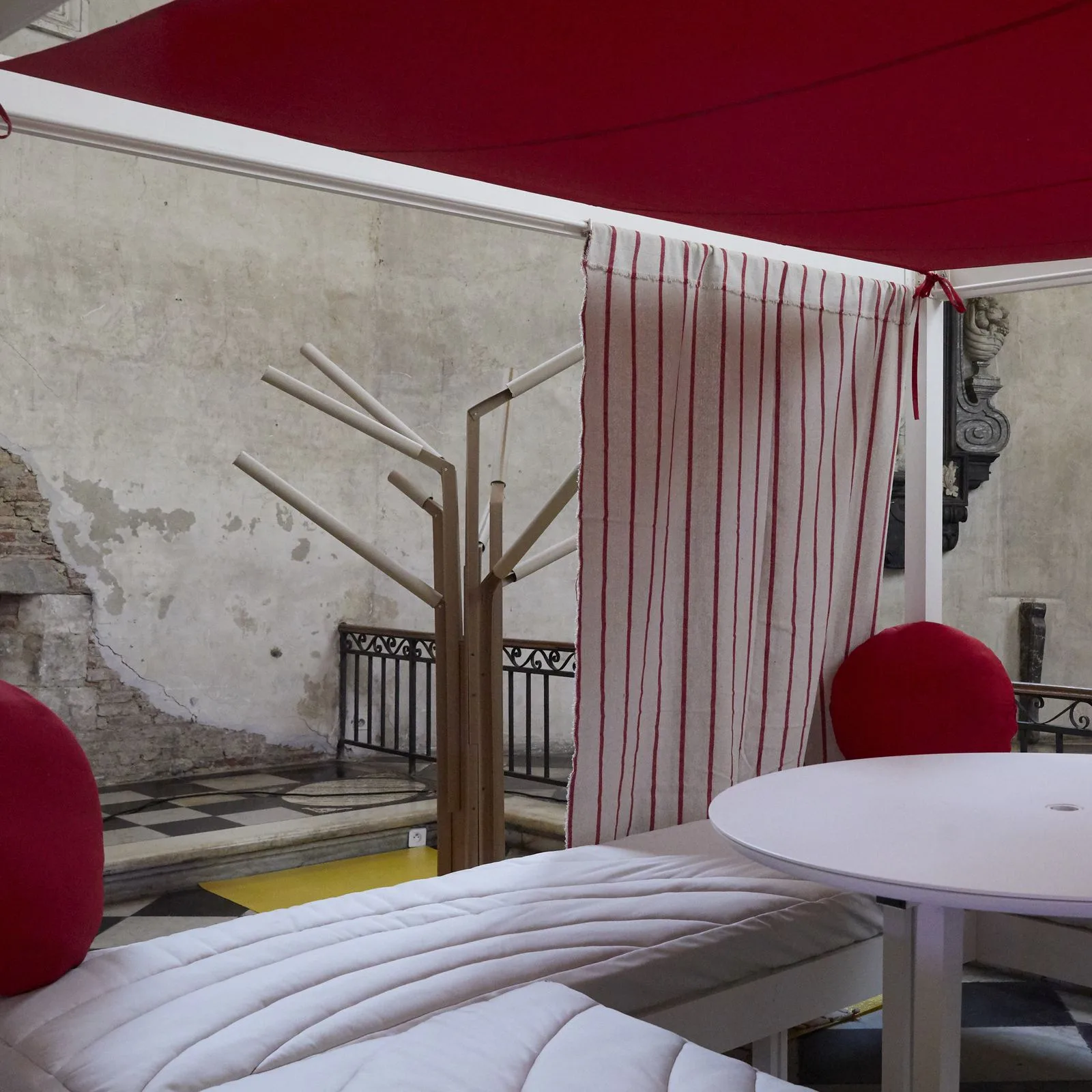 Détail du projet COCOOZY d'Alix Le Boucher pour Terrassen Van Hoof : assise en toile tendue sur une structure claire.