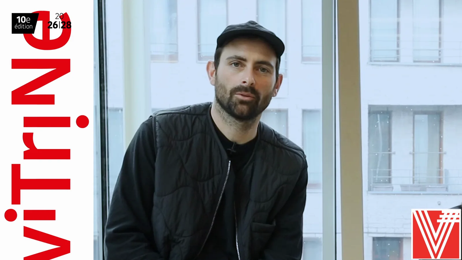 Luis Bellenger, du studio paulineplusluis, assis devant la baie vitrée de son atelier bruxellois.